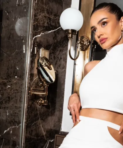 Elif Buse Doğan, Kıbrıs’ta sahne şovuyla büyüledi