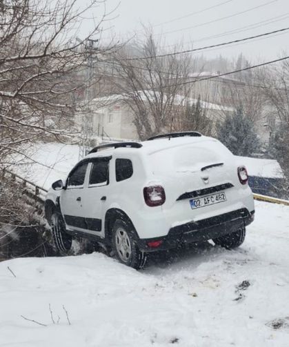 Adıyaman'da kar yağışı kazaya neden oldu: Araç köprüde askıda kaldı - Videolu Haber