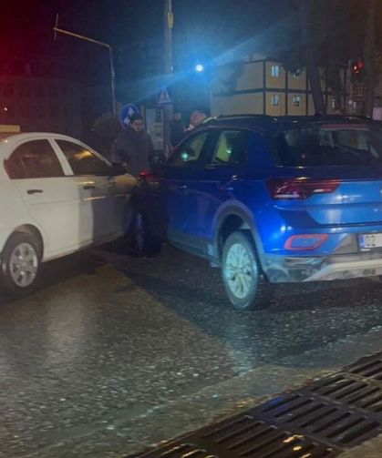 Adıyaman'da iki otomobil çarpıştı: Araçlar hasar gördü - Videolu Haber