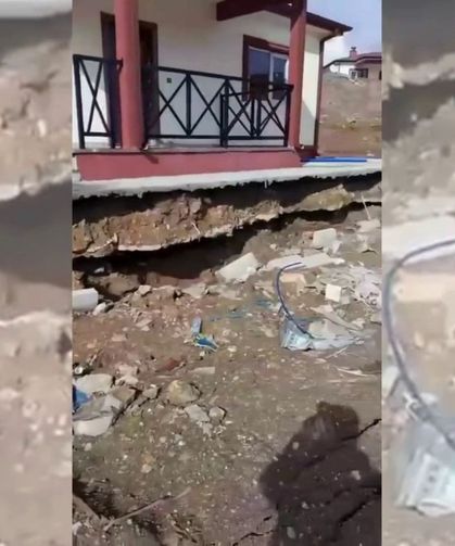 Adıyaman'da yapımı süren köy evlerindeki toprak kayması cep telefonu kamerasına yansıdı - Videolu Haber