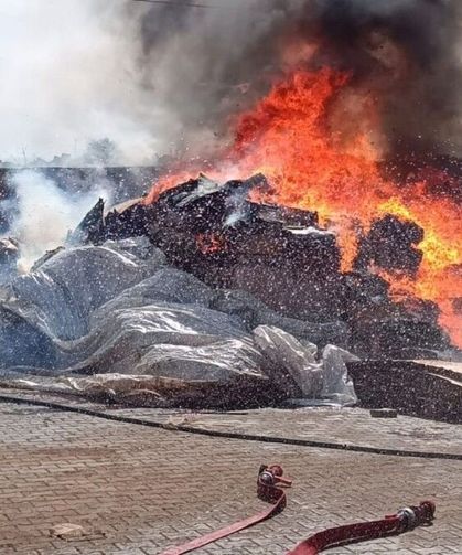 Besni'de tütün üretim tesisinde yangın çıktı - Videolu Haber