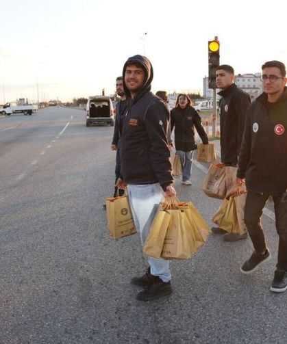 Kahta Belediyesi'nden iftar saatinde yolda kalanlara kumanya dağıtımı
