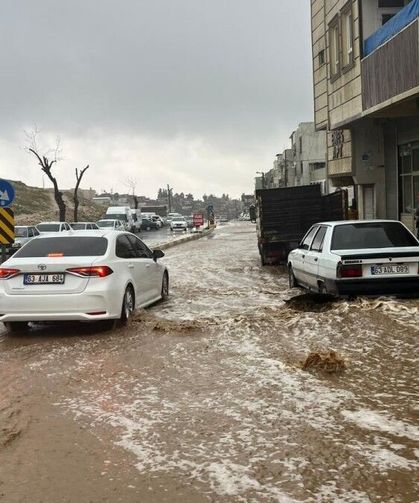 Şanlıurfa'da etkili olan yoğun yağış hayatı olumsuz etkiledi - Videolu Haber