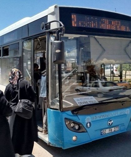Adıyaman'da bayılan yolcuya şoförden zamanla yarışan müdahale - Videolu Haber