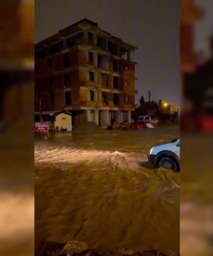 Adıyaman'da sağanak yağış sonrası cadde ve sokaklar sular altında kaldı - Videolu Haber