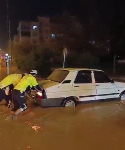 Adıyaman'da kuvvetli yağış sele neden oldu, araçlar mahsur kaldı