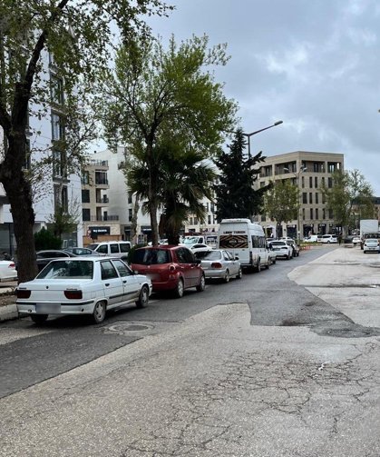 Refüj dibine park edilen araçlar pes dedirtiyor