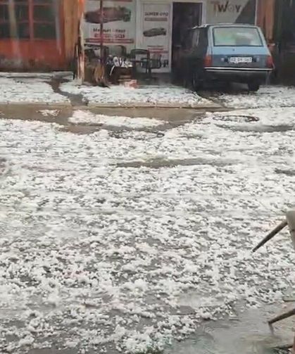 Besni’de dolu yağışı hayatı olumsuz etkiledi