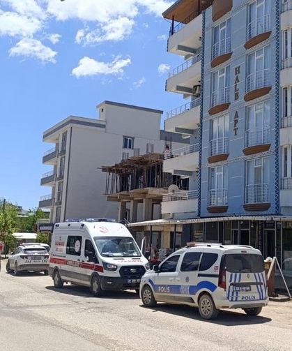 Balkona çıkan şahsı ekipler ikna ederek indirdi