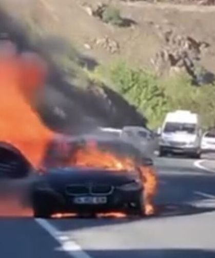 Elazığ’da Seyir Halindeki Otomobil Alev Topuna Döndü
