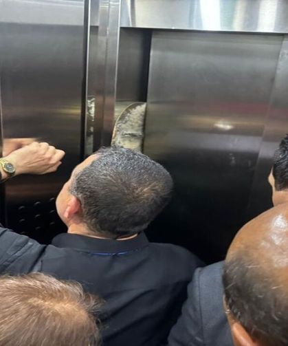 CHP Heyeti Gaziantep’te Asansörde Mahsur Kaldı