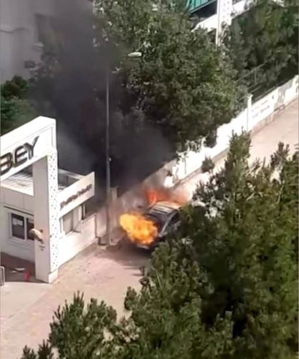 Diyarbakır'da Seyir Halindeki Otomobil Yandı
