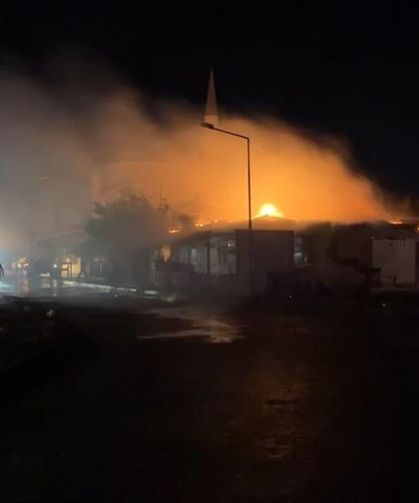Besni'de Çıkan Yangında 3 İş Yeri Zarar Gördü