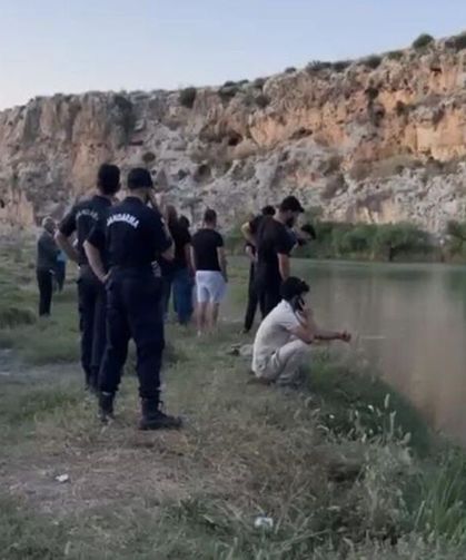Göksu Çayı'na Giren 4 Gençten Biri Kayboldu