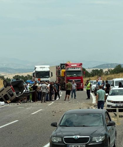 Gölbaşı'nda İki Araç Çarpıştı 4 Kişi Yaralandı