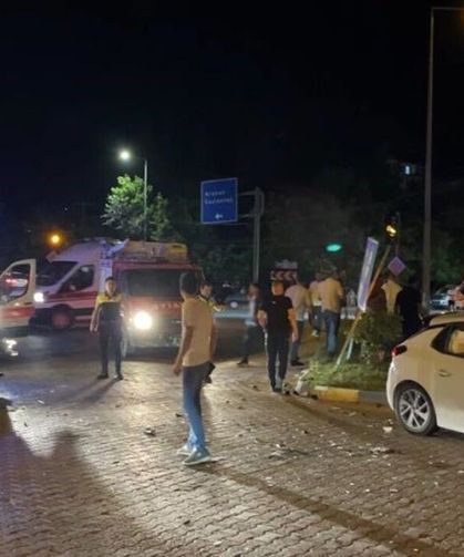 Besni'de İki Otomobil Çarpıştı 3 Kişi Yaralandı