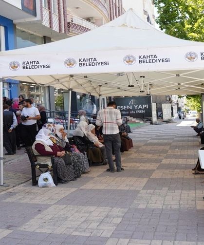 Kahta'da Banka Kuyruğuna Gölgelik Çadır Çözümü