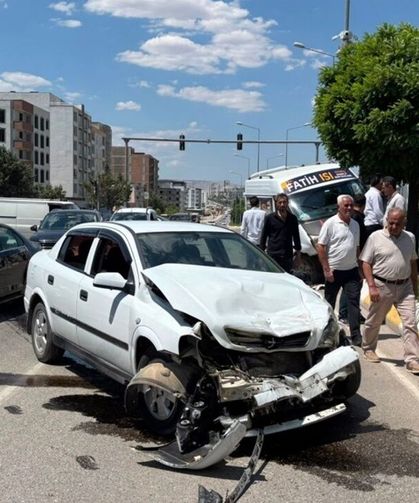 Kahta'da Öğretmenevi Kavşağı'nda Maddi Hasarlı Kaza