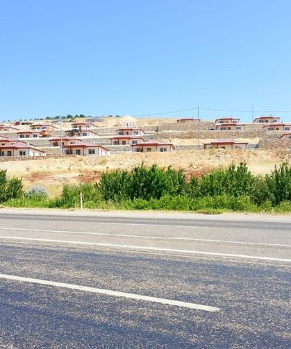 Şambayat'ta Depremzedeler Bir Yıldır Evlerine Giremiyor