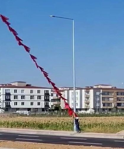 Yerdeki Türk Bayrağını Yerden Alıp Direğe Astı