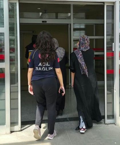 Motosiklet yayalara çarptı: 2 yaralı