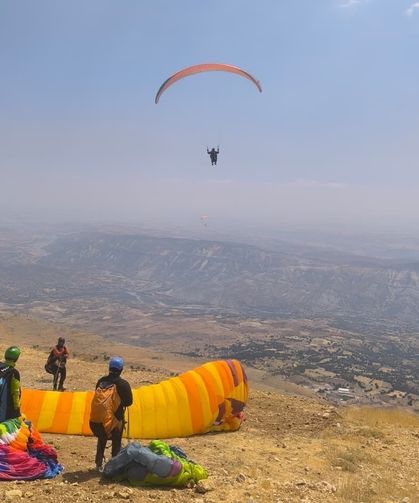 Adıyaman Tut’ta 30 Paraşütçü Gökyüzüne Havalandı