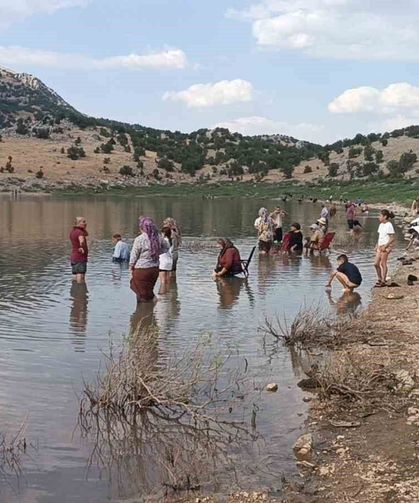 Vatandaşlar şifa bulmak için dağların arasında kilometrelerce yol gidiyor