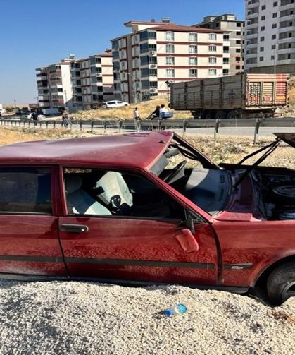 Besni'de Kontrolden Çıkan Otomobil Şarampole Girdi 1 Yaralı