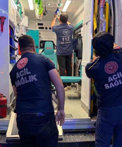 Arkadaşıyla şakalaşırken bacağından bıçaklandı