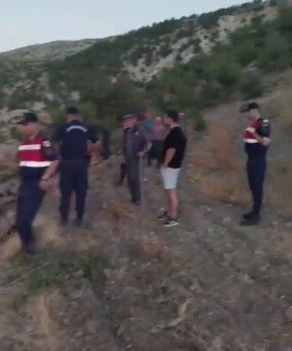 Kovalarla su taşıyan köylüler yangını söndürdü