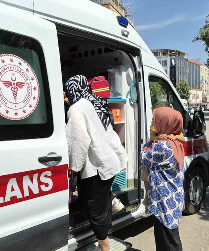Minibüs ile iki otomobil çarpıştı: 2 çocuk yaralandı