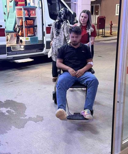 Önündeki araca çarpmamak için refüje çıktı: 2 yaralı