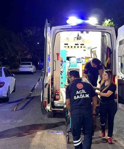 Otomobil kaldırım kenarında oturan kişiye çarptı: 1 ağır yaralı