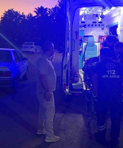 Adıyaman'da otomobil kaldırıma çıktı: 3 yaralı