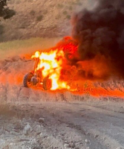 Adıyaman'da tarla süren traktör alev alev yandı