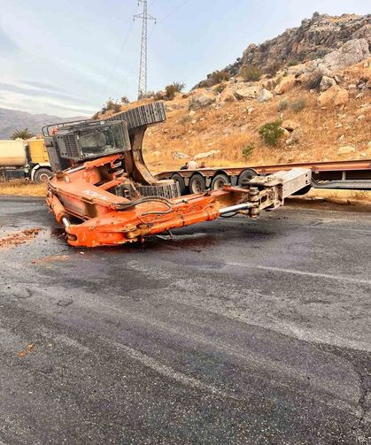 Tırın üzerindeki iş makinesi yola düştü, yol trafiğe kapandı
