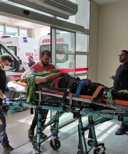 Tütün yüklü römork devrildi: 8 yaralı