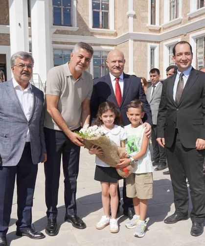 Vali ve milletvekili, çocuklarla 'o piti piti' oynadı