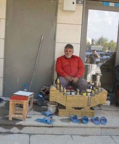 Adıyaman'da ayakkabı boyacıları Başkan Tutdere'den çalışma alanı istedi