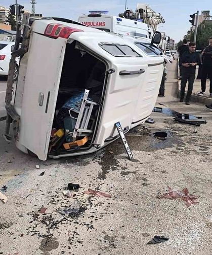 Adıyaman'da otomobil ile kamyonet çarpıştı: 3 yaralı