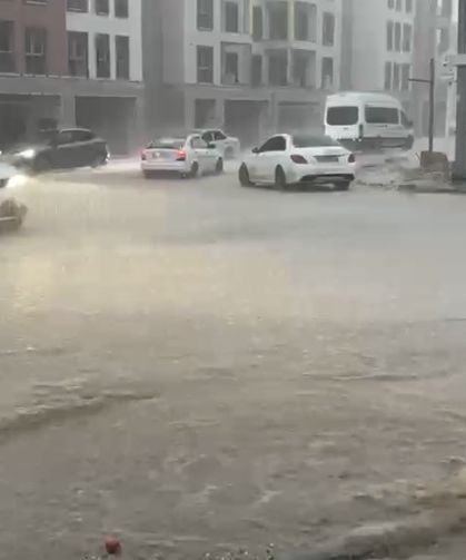 Besni'de sağanak yağış: Cadde ve sokaklar göle döndü