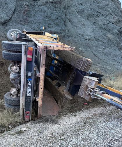 Adıyaman'da iş makinesi yüklü kamyon devrildi: 2 yaralı