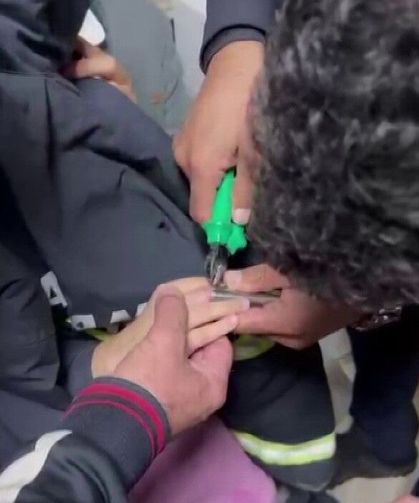 Parmağını boruya sıkıştıran küçük kızın yardımına itfaiye yetişti