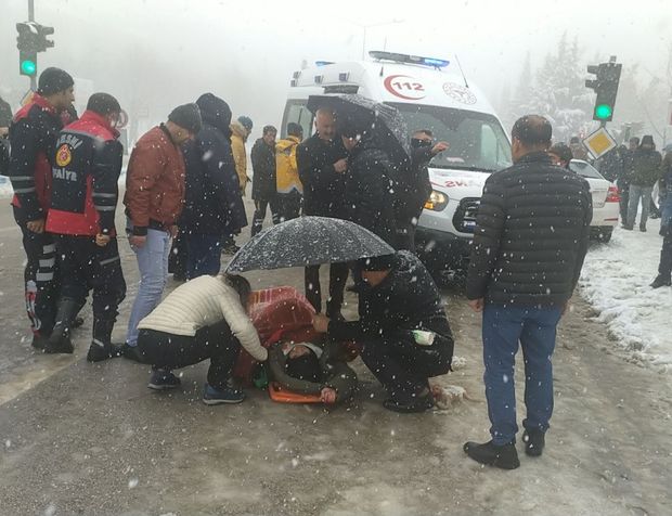 Kayan otomobil kaldırımda yürüyen yayalara çarptı: 5 yaralı