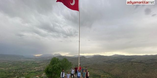 Köylüler Türk Bayrağını dalgalandırdı