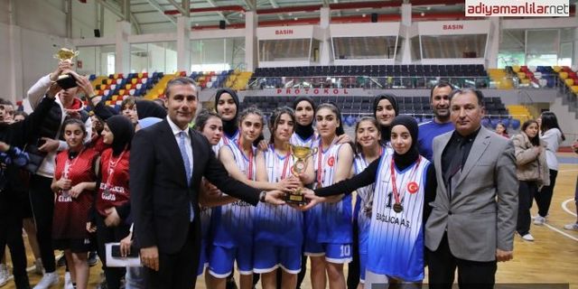 Şampiyonlar kupa ve madalyalarını aldı