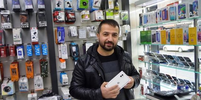 Döviz kurlarındaki düşüş cep telefonu satışı yapan esnafı mutlu etti - Videolu Haber 