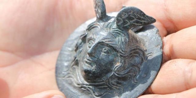 Perre Antik Kenti'nde 1800 yıllık askeri bronz madalya bulundu - Videolu Haber 