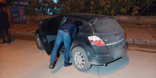 Polisin 'dur' ihtarına uymayarak kaçan otomobilden uyuşturucu çıktı: 3 gözaltı