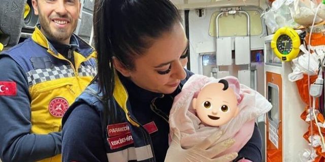 Hastaneyi bekleyemedi, ambulansta doğum yaptı